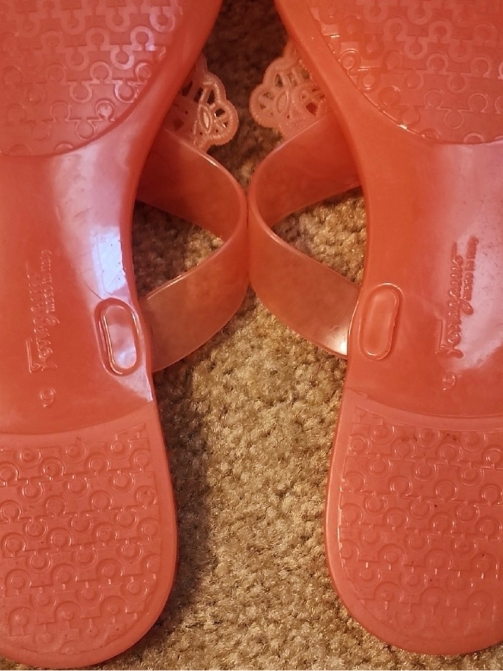 Salvatore Ferragamo Coral Bow Jelly Thong Sandals - Women - Picture 5 of 6